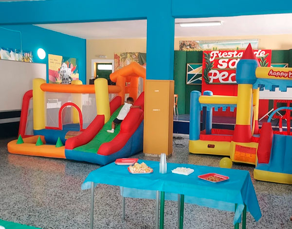 Doble castillo en fiesta en interior