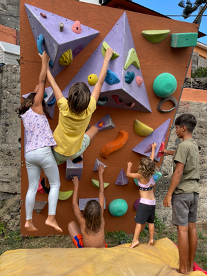 Niños escalando en un cumpleaños