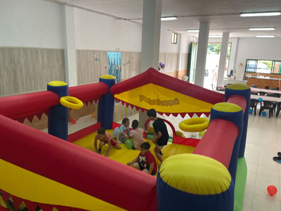 Niños saltando en un castillo en una celebración de boda