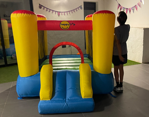 Fiesta de cumpleaños para niños en las palmas con un castillo hinchable