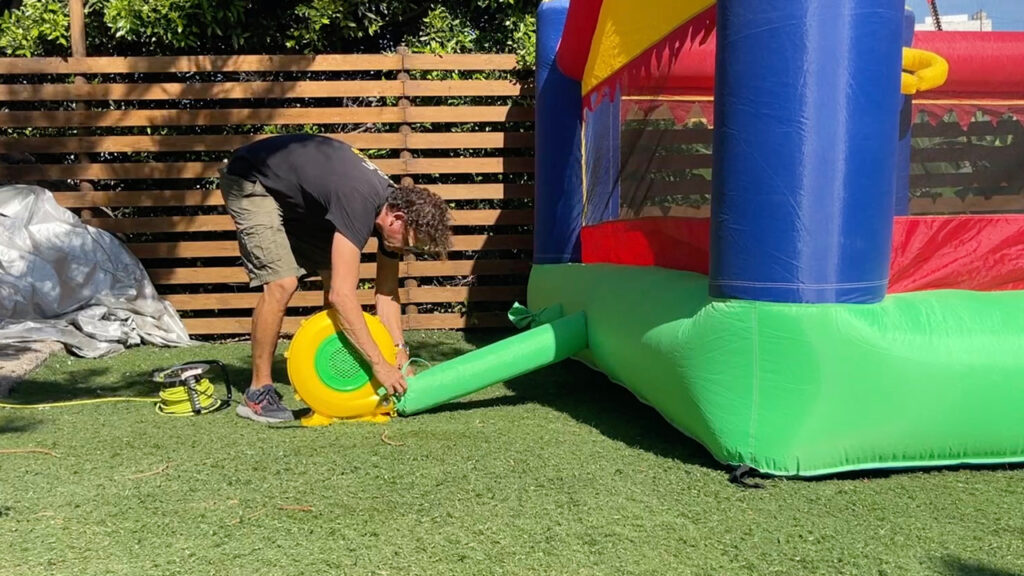 Montaje de un castillo hinchable en Gran Canaria por parte de Cumple Feliz